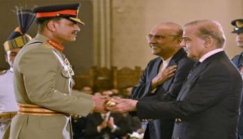 شهباز شريف وآصف علي زرداري والجنرال عاصم منير 