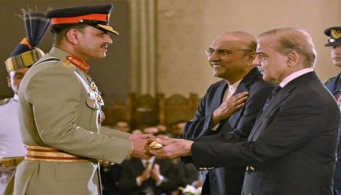 شهباز شريف وآصف علي زرداري والجنرال عاصم منير 