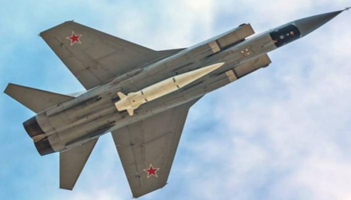 طائرة ميغ 31 تحمل صاروخا من طراز كينغال