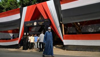 ناخبون مصريون أمام إحدى اللجان الانتخابية - أ.ف.ب