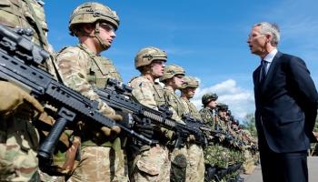 ستولتنبرغ مع قوات الناتو