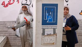 ناخبان عراقيان يدليان بصوتهما