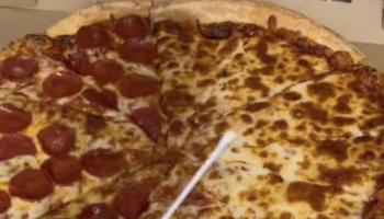 فيديو صادم يكشف كمية البكتيريا التي تعيش على شريحة البيتزا المتبقية