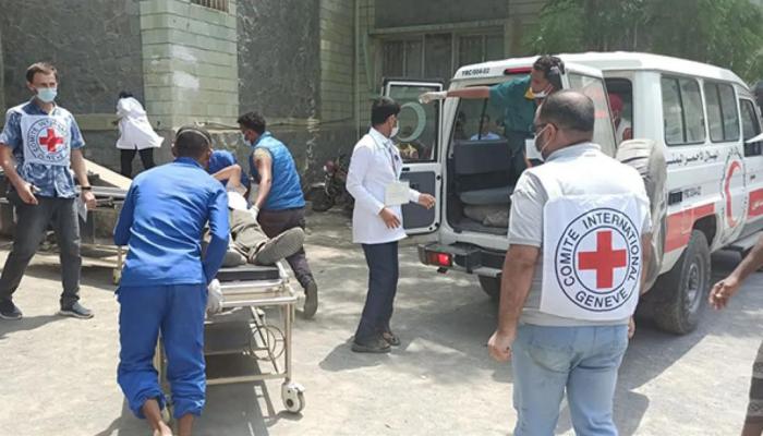 طاقم للجنة الدولية للصليب الأحمر يقدم الدعم الطبي لجريح يمني- أرشيفية
