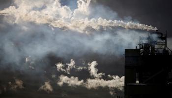 انبعاثات مداخن في فرنسا (رويترز)