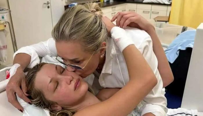 بيلا حديد ووالدتها