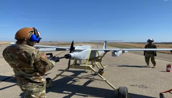 أحد عناصر الجيش الأمريكي يطلق مُسيّرة