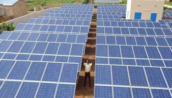 ألواح الطاقة الشمسية لتوفير الكهرباء في مالي