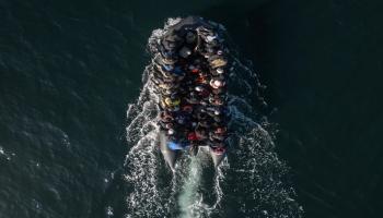 لاجئون يستقلون أحد القوارب في طريقهم لأوروبا - أرشيفية