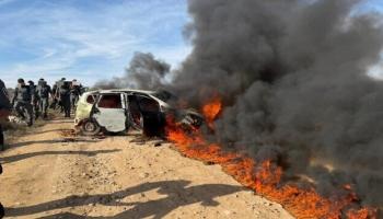 سيارة تحترق وسط أعمال شغب من قبل المستوطنين في الضفة الغربية