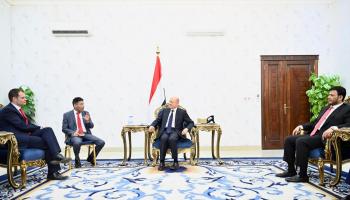 رئيس مجلس القيادة الرئاسي باليمن يستقبل الوزير البريطاني