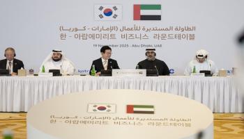 ولي عهد أبوظبي والرئيس الكوري الجنوبي خلال الطاولة المستديرة