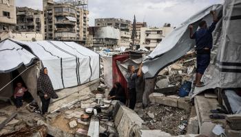 فلسطينيون يرممون خيامهم خشية الأمطار