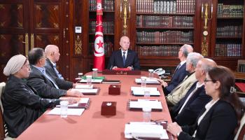 الرئيس التونسي مع عدد من المسؤولين في قصر قرطاج