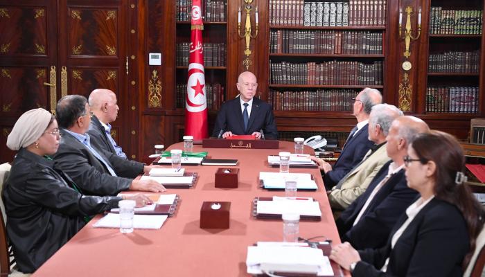 الرئيس التونسي مع عدد من المسؤولين في قصر قرطاج