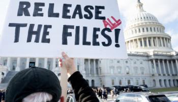لافتة أمام الكونغرس تطالب بالكشف عن الوثائق