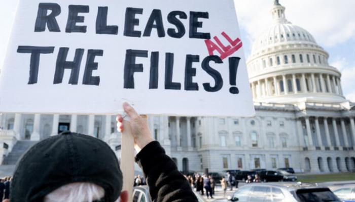 لافتة أمام الكونغرس تطالب بالكشف عن الوثائق