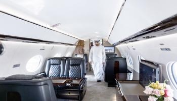 الشيخ حمدان بن محمد بن راشد آل مكتوم يتفقّد أحدث الطائرات المشاركة