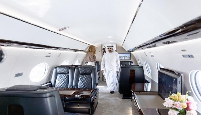 الشيخ حمدان بن محمد بن راشد آل مكتوم يتفقّد أحدث الطائرات المشاركة