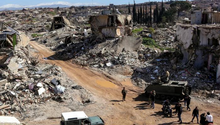 أهالي قرية كفركلا يتجمعون بجوار آليات الجيش اللبناني- أرشيفية