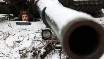 جندي أوكراني يراقب الجبهة من دبابة تكسوها الثلوج- أرشيفية