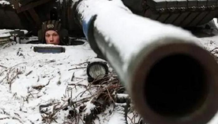جندي أوكراني يراقب الجبهة من دبابة تكسوها الثلوج- أرشيفية
