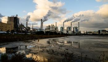 غازات تتصاعد من محطة طاقة حرارية - أ ف ب