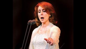 فيروز نجمة الغناء وجارة القمر 