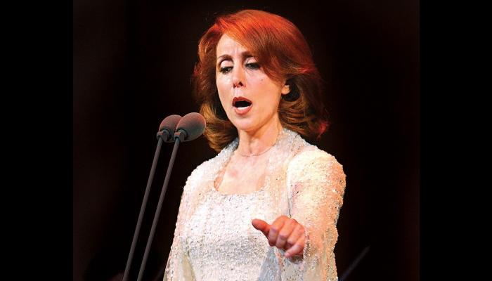 فيروز نجمة الغناء وجارة القمر 