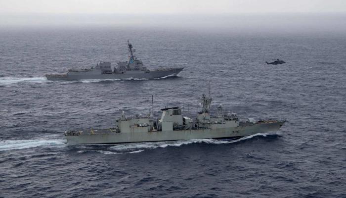 سفينتان حربيتان صينيتان وتحلق قربهما مروحية