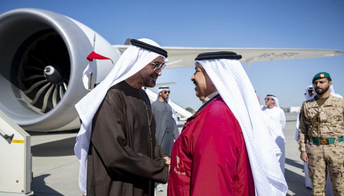 رئيس دولة الإمارات يصافح العاهل البحريني - وام