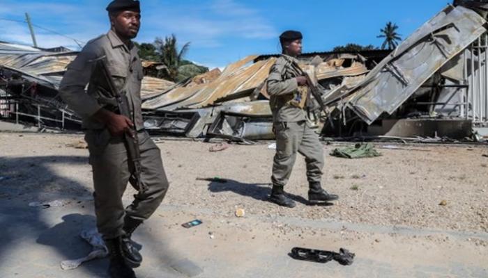 جنود يقومون بدورية في موزمبيق