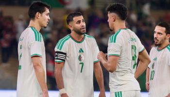 عيسى ماندي مع لاعبي الجزائر