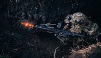 جندي أوكراني يطلق النار