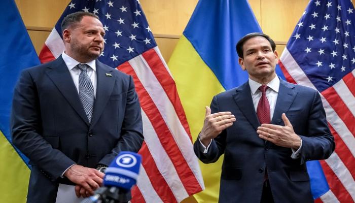 وزير الخارجية الأمريكي (يمين) ورئيس ديوان الرئاسة الأوكرانية