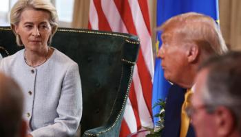 ترامب مع رئيسة المفوضية الأوروبية في لقاء سابق