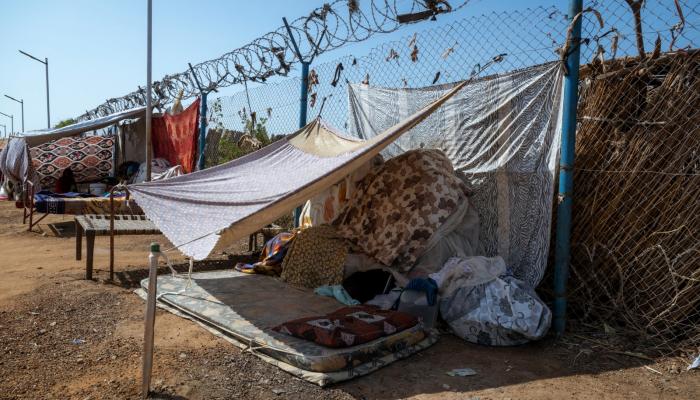 ملاجئ مؤقتة للفارين من الحرب في السودان 