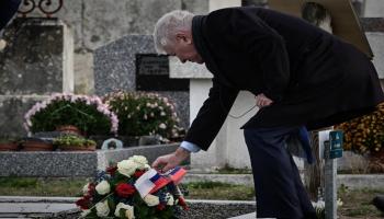 سفير روسيا في فرنسا خلال زيارة المقبرة