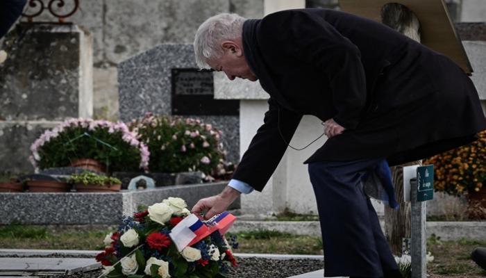 سفير روسيا في فرنسا خلال زيارة المقبرة