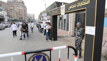 ناخبون مصريون أمام إحدى اللجان الانتخابية 