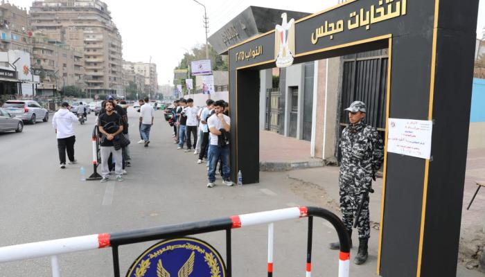 ناخبون مصريون أمام إحدى اللجان الانتخابية 