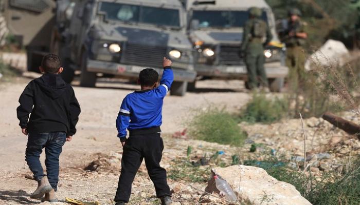طفلان فلسطينيان في مواجهة قوات إسرائيلية بالضفة الغربية