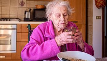 تناول الطعام وحيدا يؤثر سلبا على الصحة العقلية والجسدية