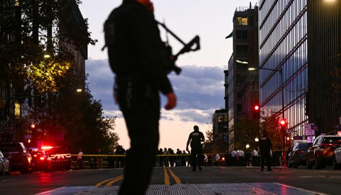 ضباط شرطة يقومون بتأمين مكان إطلاق النار