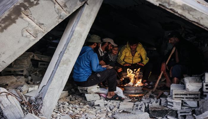 البرد يزيد أعباء النازحين في غزة- أ ف ب