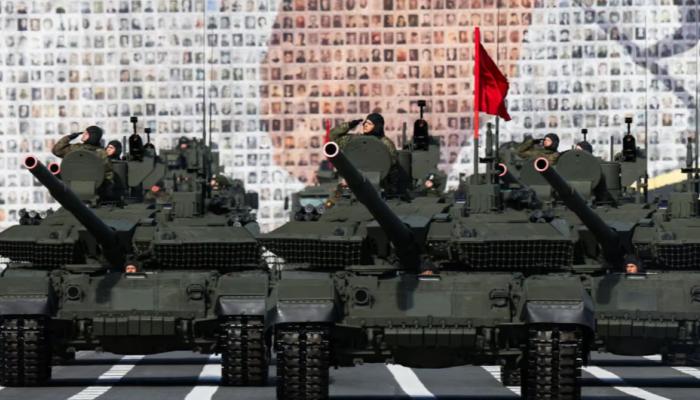 دبابات روسية خلال عرض عسكري