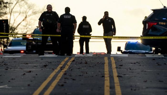 رجال الشرطة الأمريكية قرب موقع الحادث - أ.ف.ب