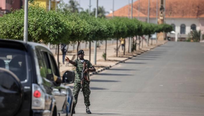 جندي يمنع سيارة من التقدم بمحيط قصر الرئاسة