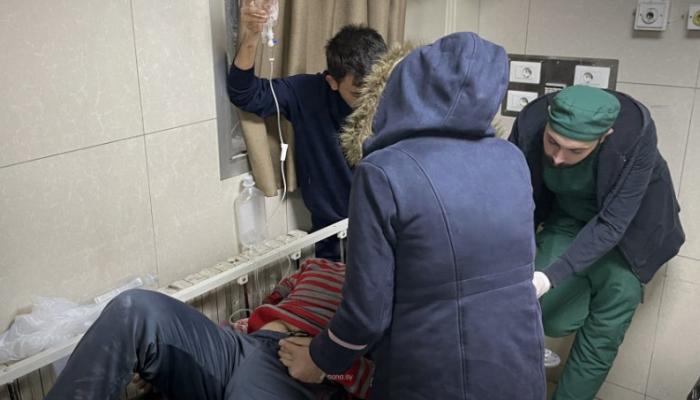 سوري مصاب خلال الهجوم الإسرائيلي