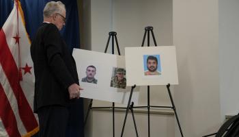 مسؤول أمريكي ينظر لصور ضحايا الهجوم ومنفذه